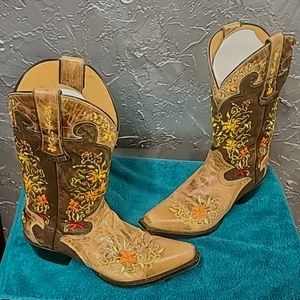 Sterling River wore twice Embroidered cowboy boots 9.5